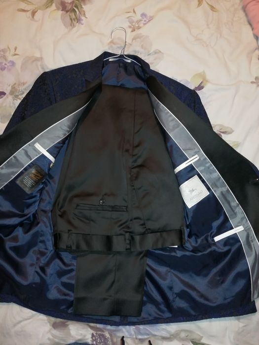 Vând costum elegant