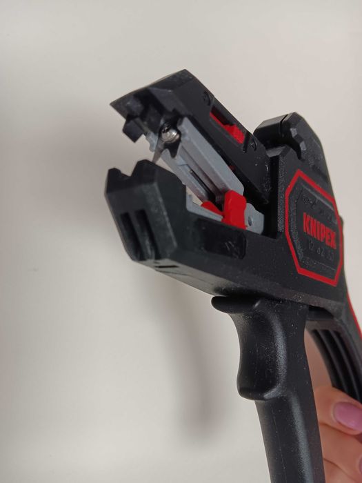 KNIPEX Клещи автоматични за сваляне на изолация, оголване на кабели