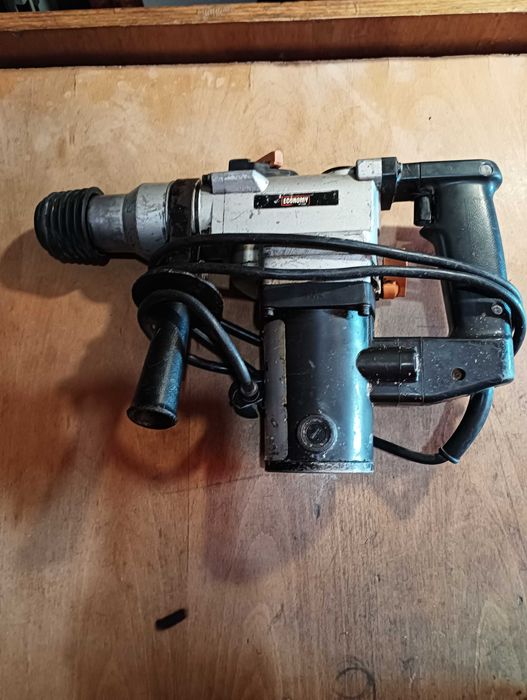 Продавам перфоратор