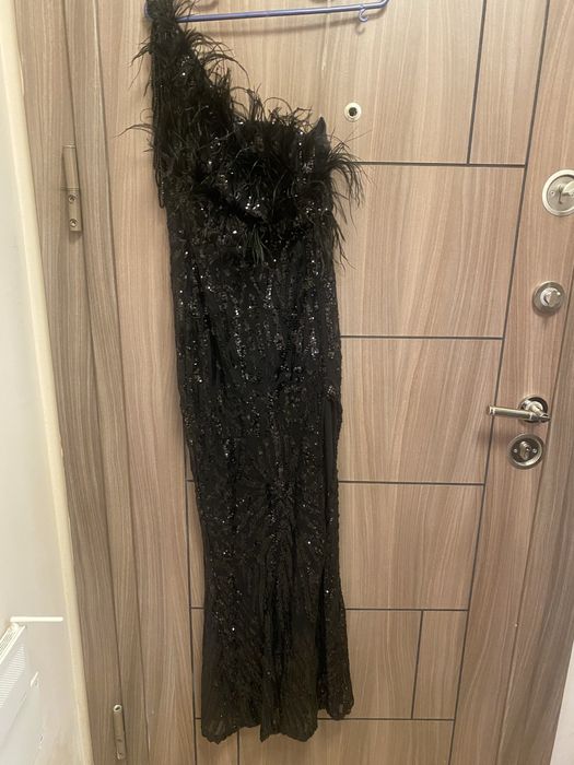 Бутикова рокля с паети и пера