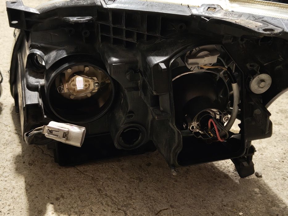 Фарове Toyota Avensis 2 T25 2003-2009г