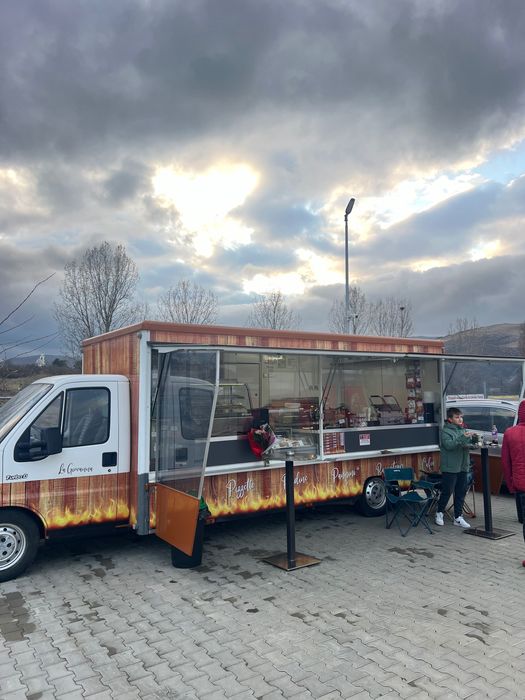 Foodtruck profesională fast food