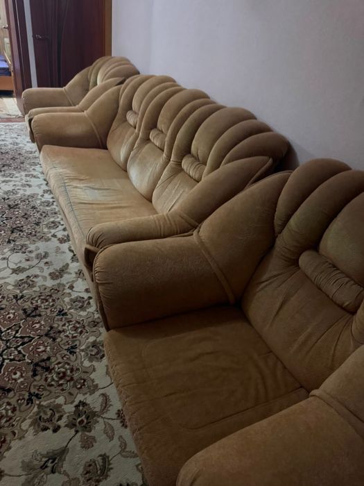 Продам диван с двумя креслами