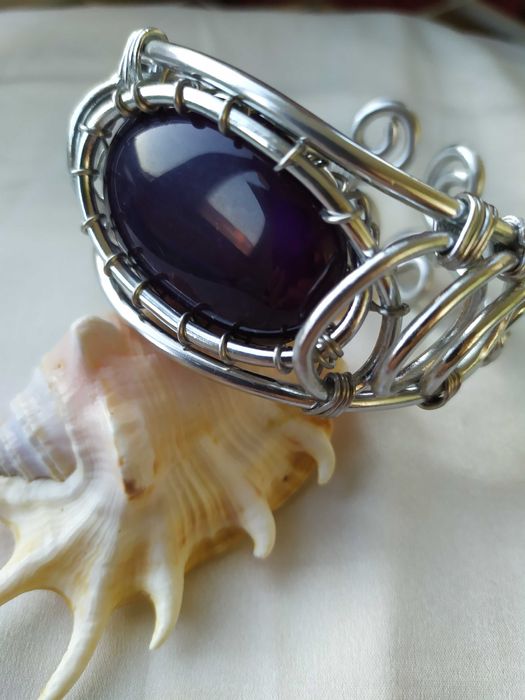 Ръчно изработени гривни от естествени кристали и бижутерска тел.