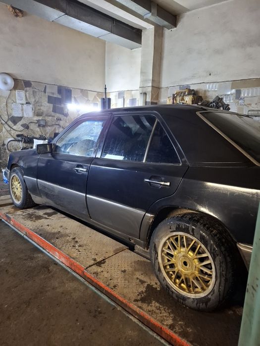 Мерседес 230е(124)