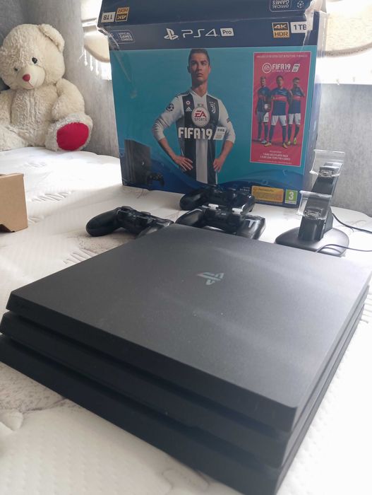 Продавам Play Station 4 PRO 1TB с игри