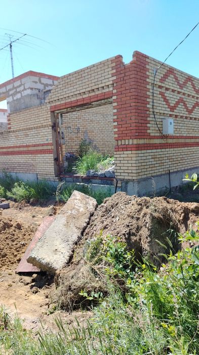 Участок с не достроенным домом