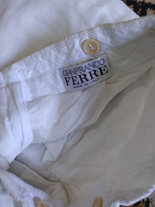 S. Ferré. Pantaloni albi