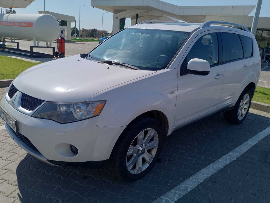 Mitsubishi Outlander 2.0 DiD, 4x4 selectibil, 7 locuri , 3900eur-neg