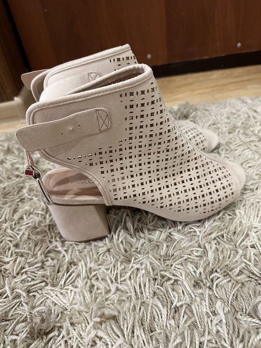 Продам босоножки