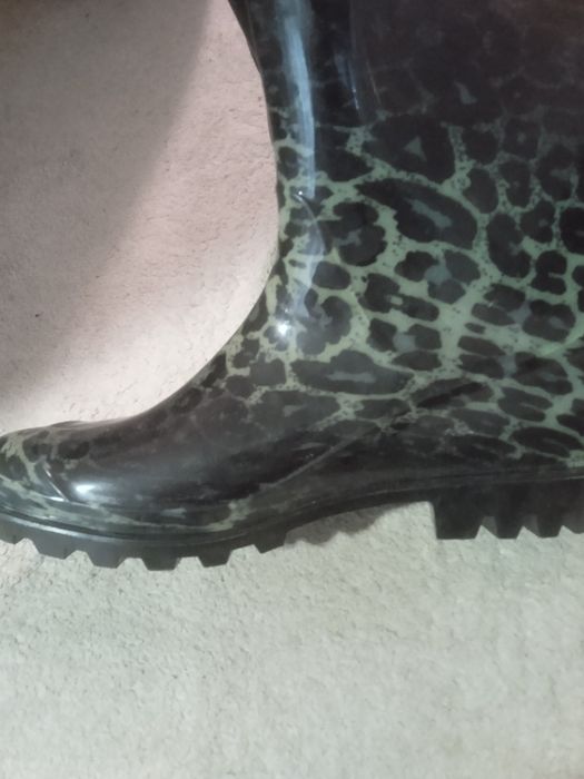 Продаются резиновые сапоги