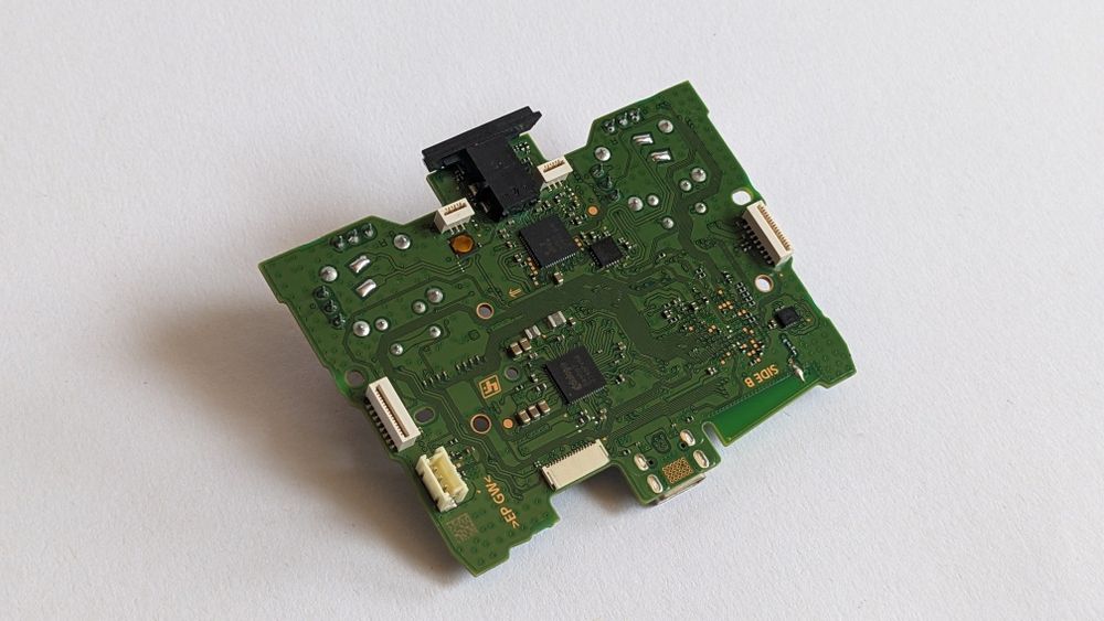Продавам контролер DualSense за PS5 с TMR стикове.