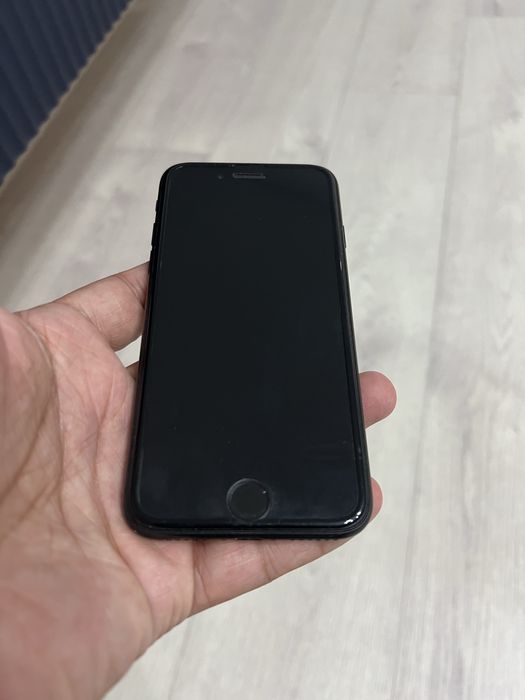 Продам Айфон se 2020