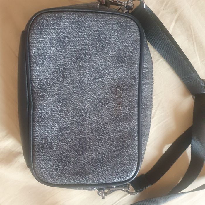 Gentuta de umar Guess