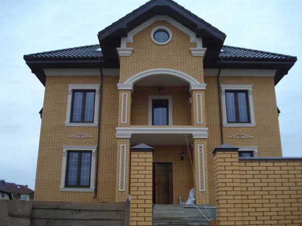 Фасад частного дома из кирпича фото
