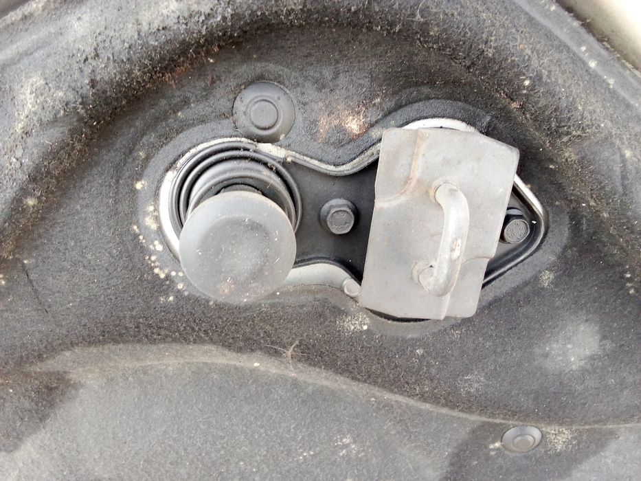 Капот на Мерседес W203