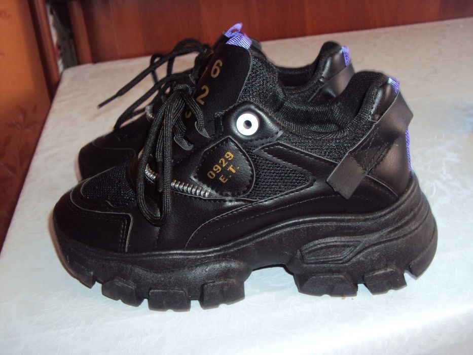 Новые кроссовки 36 размера.