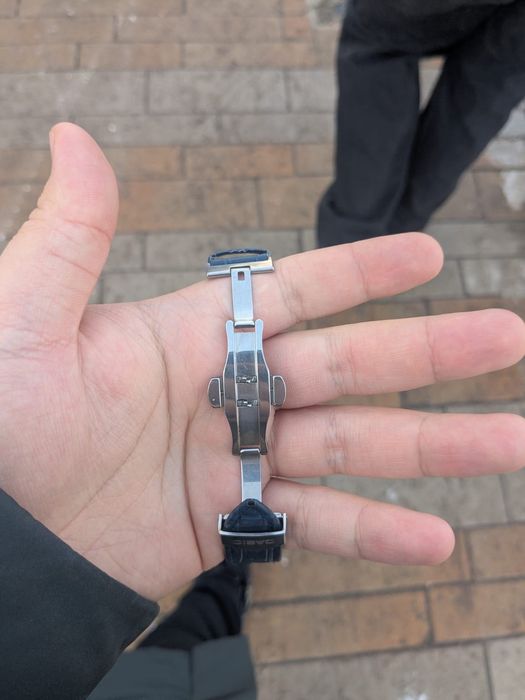 Casio MTP-M105L-1AV с прямоугольным корпусом и функцией лунной фазы.