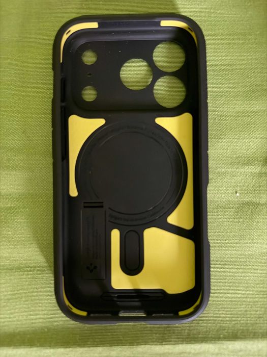 Spigen Tough Armor &MagSafe калъф за iPhone 17 Pro, черен