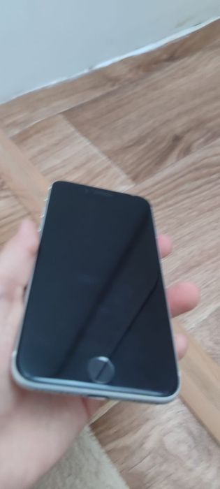 Айфон се 2 поколения