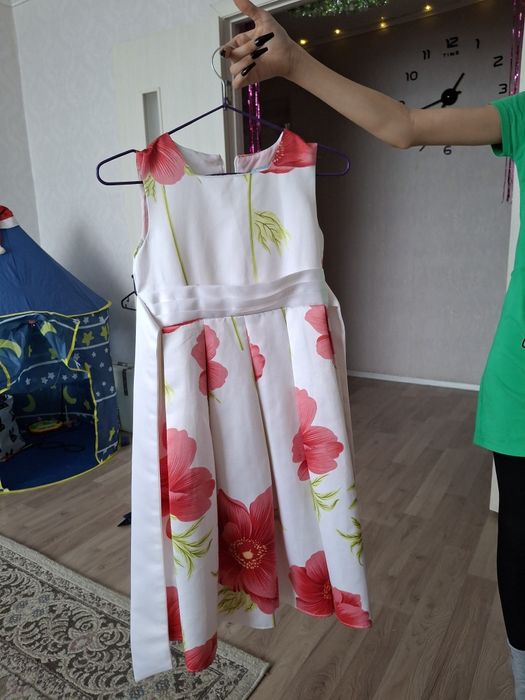 Продам платья для девочек на 8-12 лет каждое по 3000