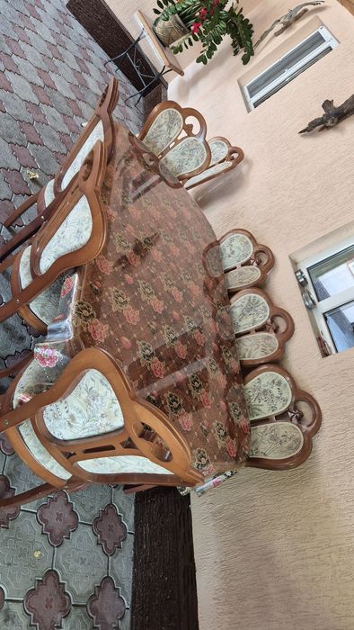 Стол и восемь стульями