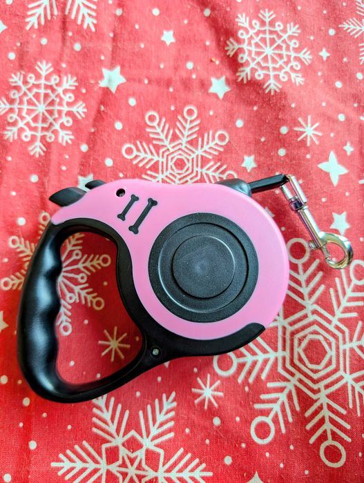 Розов повод с автоматична система за прибиране и заключване