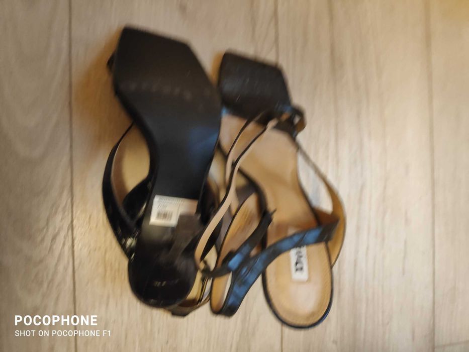 Обувки с ток, Dune