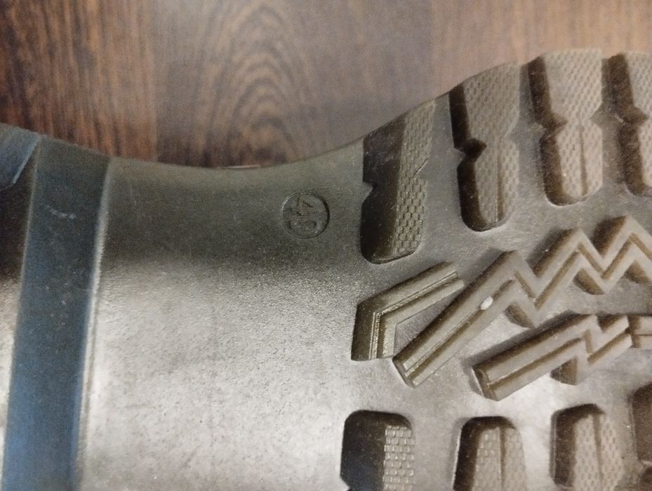 Лачени бели обувки с черна дебела подметка