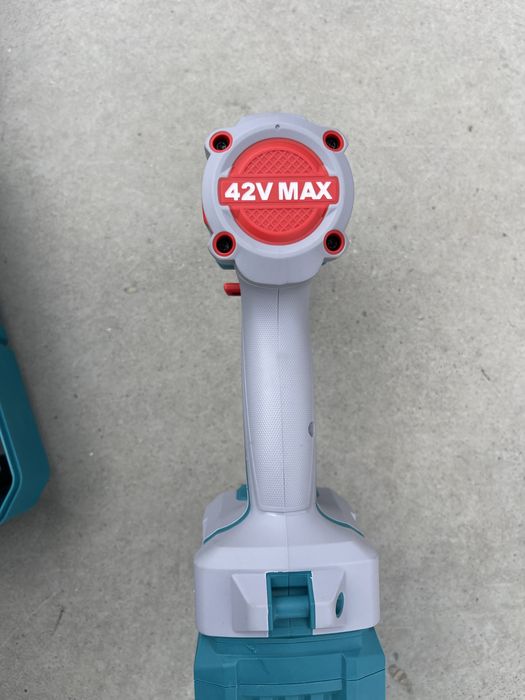 Total - bormasina acumulator 42 volti ,mandrina metalica