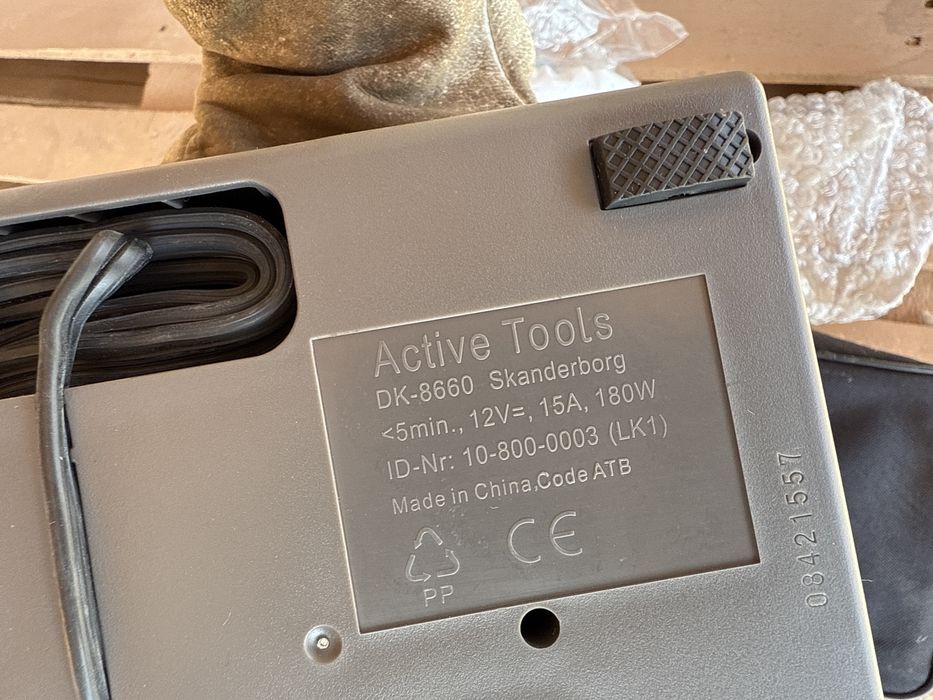 ЧИСТО НОВ Авариен Комплект Автокомпресор + Течна Фаза * 180W/15A/12V *