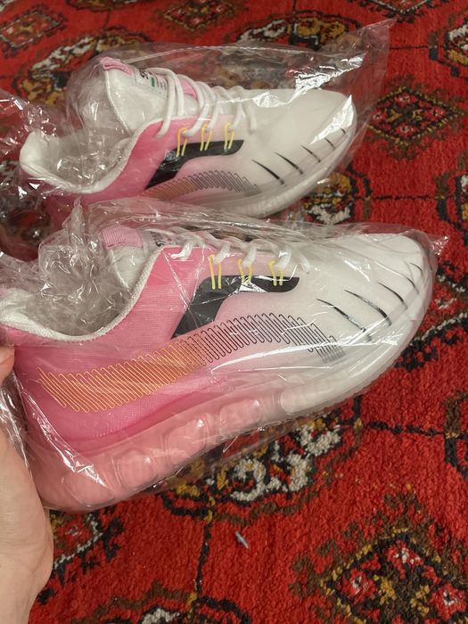 Спортивные кроссовки