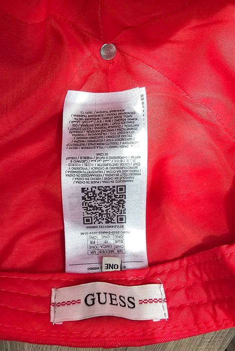 Шапка с козирка Guess