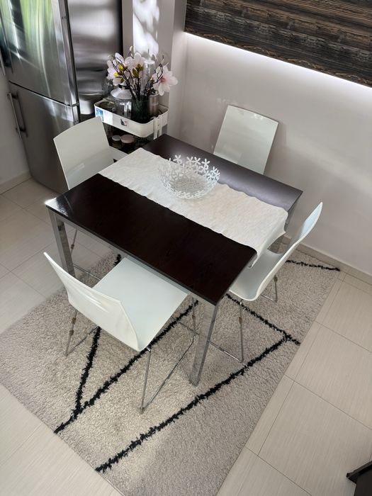 Трапезарна маса с четири стола