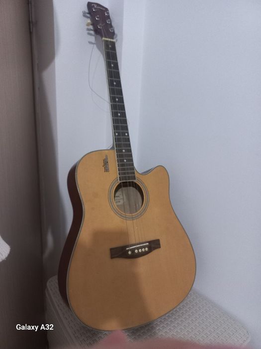 Акустикалық гитара сатылады