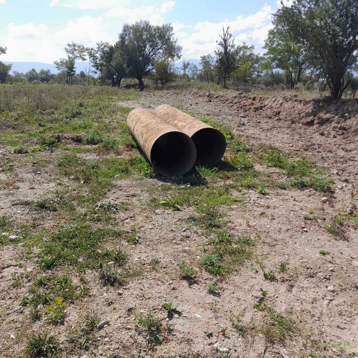 Vand 2 tevi metalice bune pentru un podet