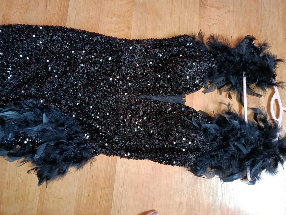 Черна рокля с пера