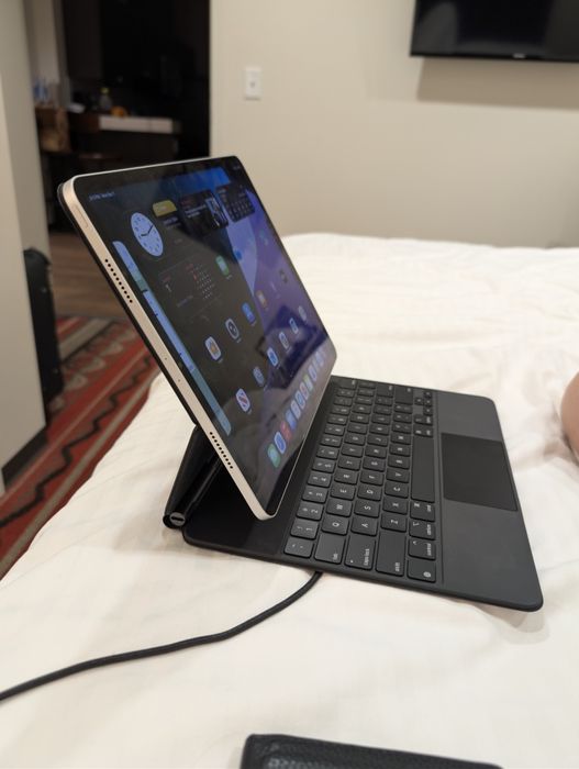 iPad Pro 12.9" M2 | 128GB + Magic Keyboard 

Xotira: 128GB 
Protsessor