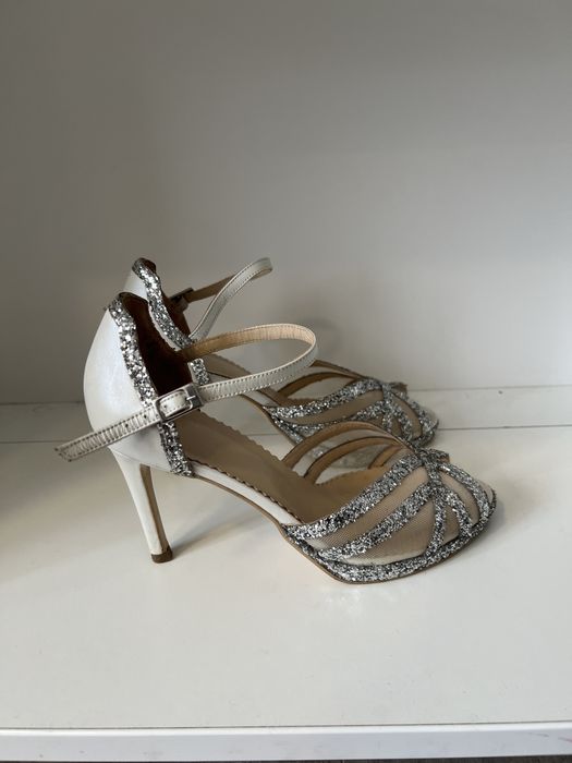 Pantofi sandale albi