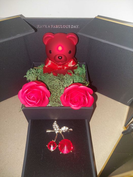 Caseta  / cutie cadou Urs Rose Bear din Trandafiri Roz Decorat Manual,