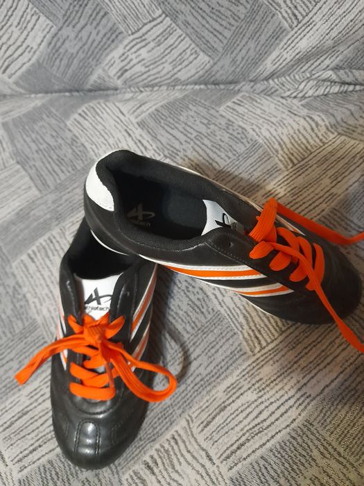 Футболни ботонки Нови