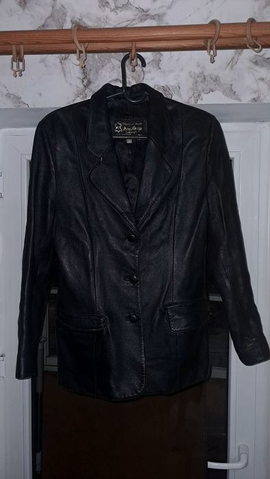 Черная кожаная куртка