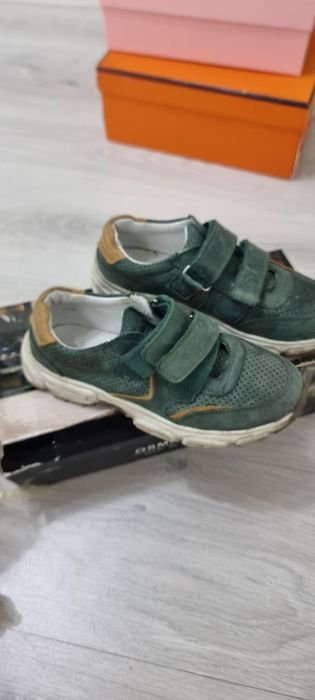 Продам детскую обувь и форму!