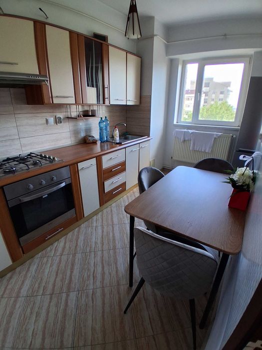 Inchiriez apartament 2 camere decomandat central, mobilat modern cu centrala proprie si lift zona ,universitate.
