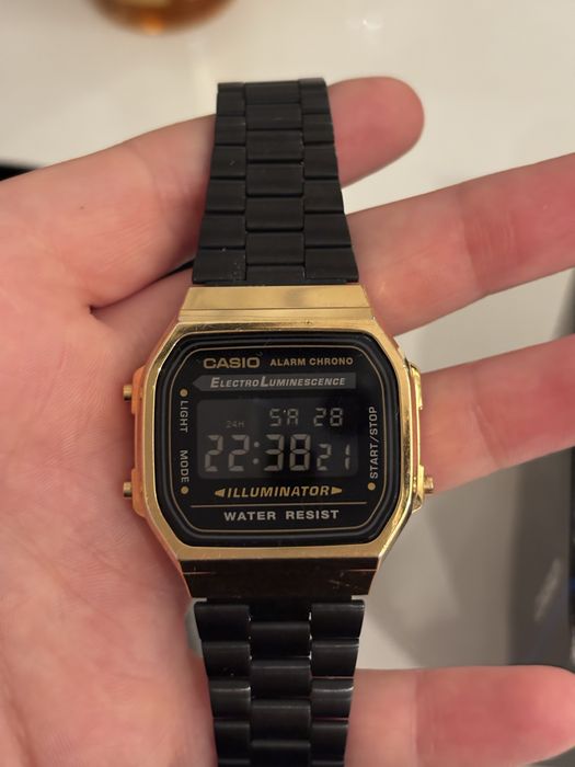 Casio Illuminator. Gold and black 40 евро
