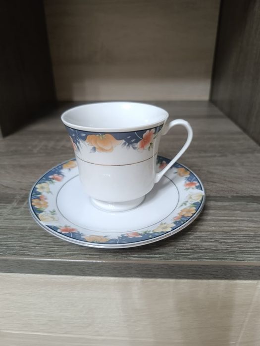 Чайник,  чашки, молочник, сахарница