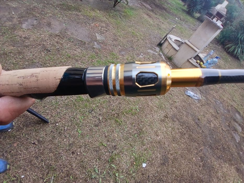 Продавам спининг Shimano акция 3 15 2.40 м