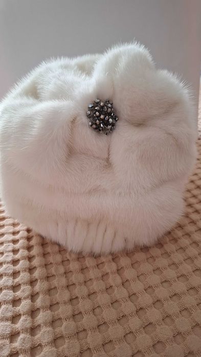 белая норковая шапка