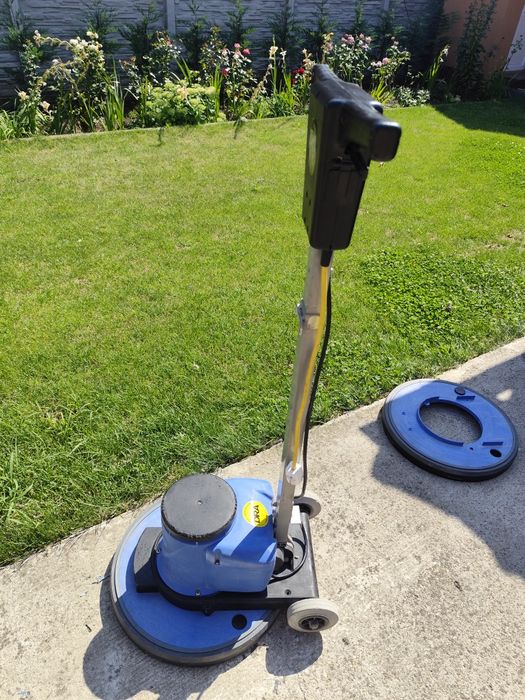 Numatic NPR 1515/S, 
Un monodisc profesional de 1500 W pentru curățare, șlefuire și lustruire pardoseli.

Perie extra