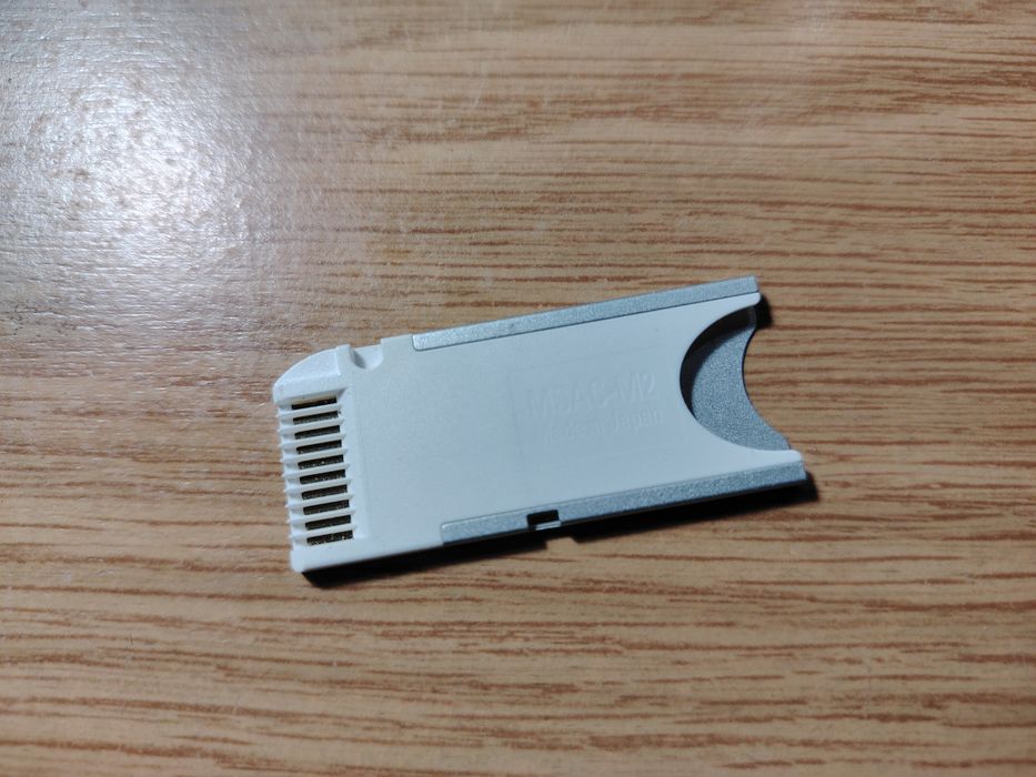 Memory Stick Duo адаптер за карти памет, предимно за стари фотоапарати Сони